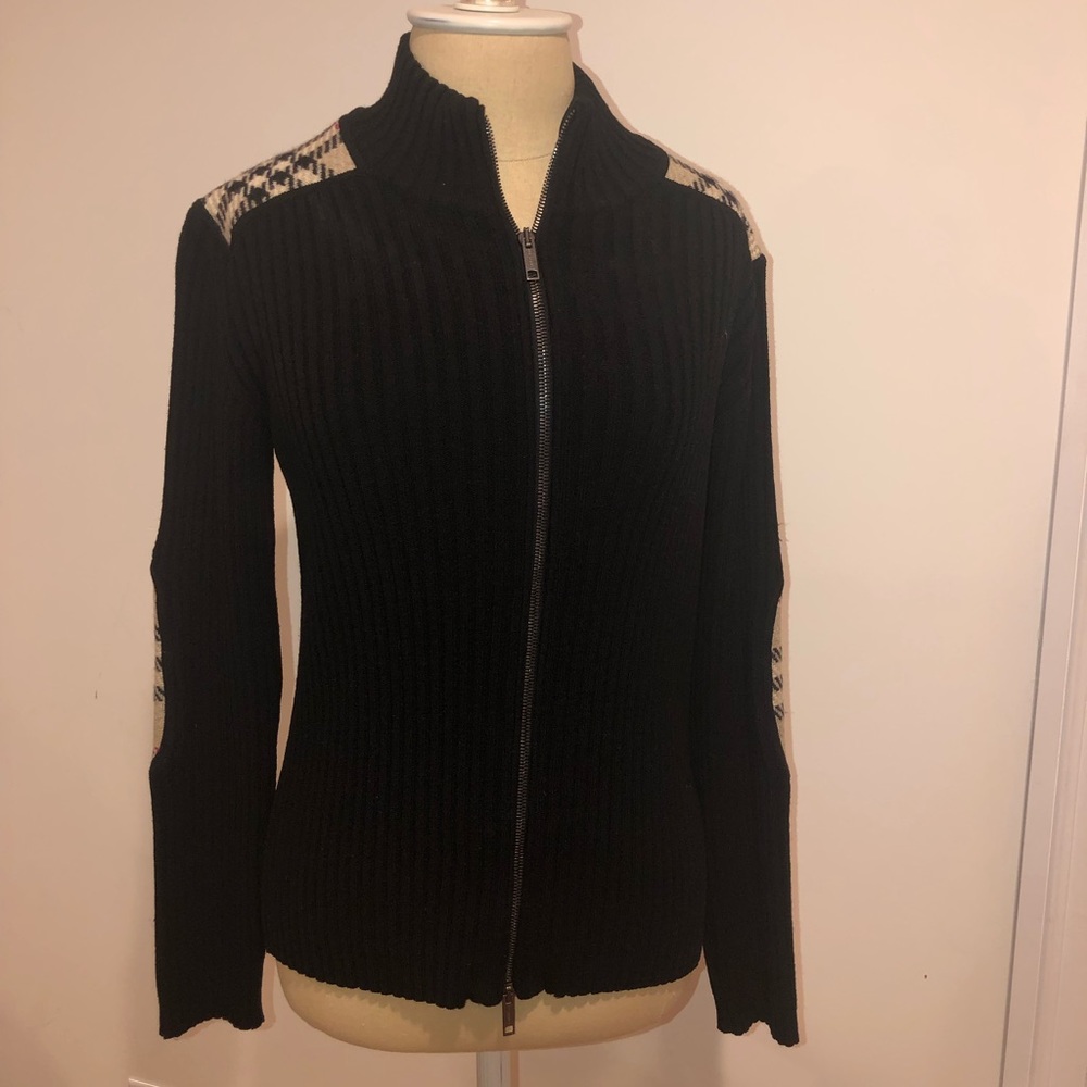 Great condition lightly used Burberry sweater.